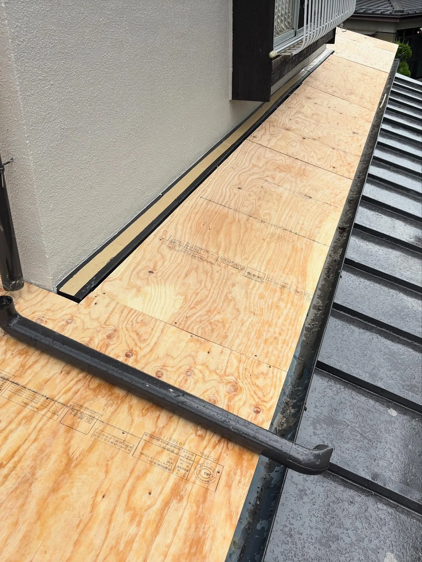 屋根カバー工法での施工