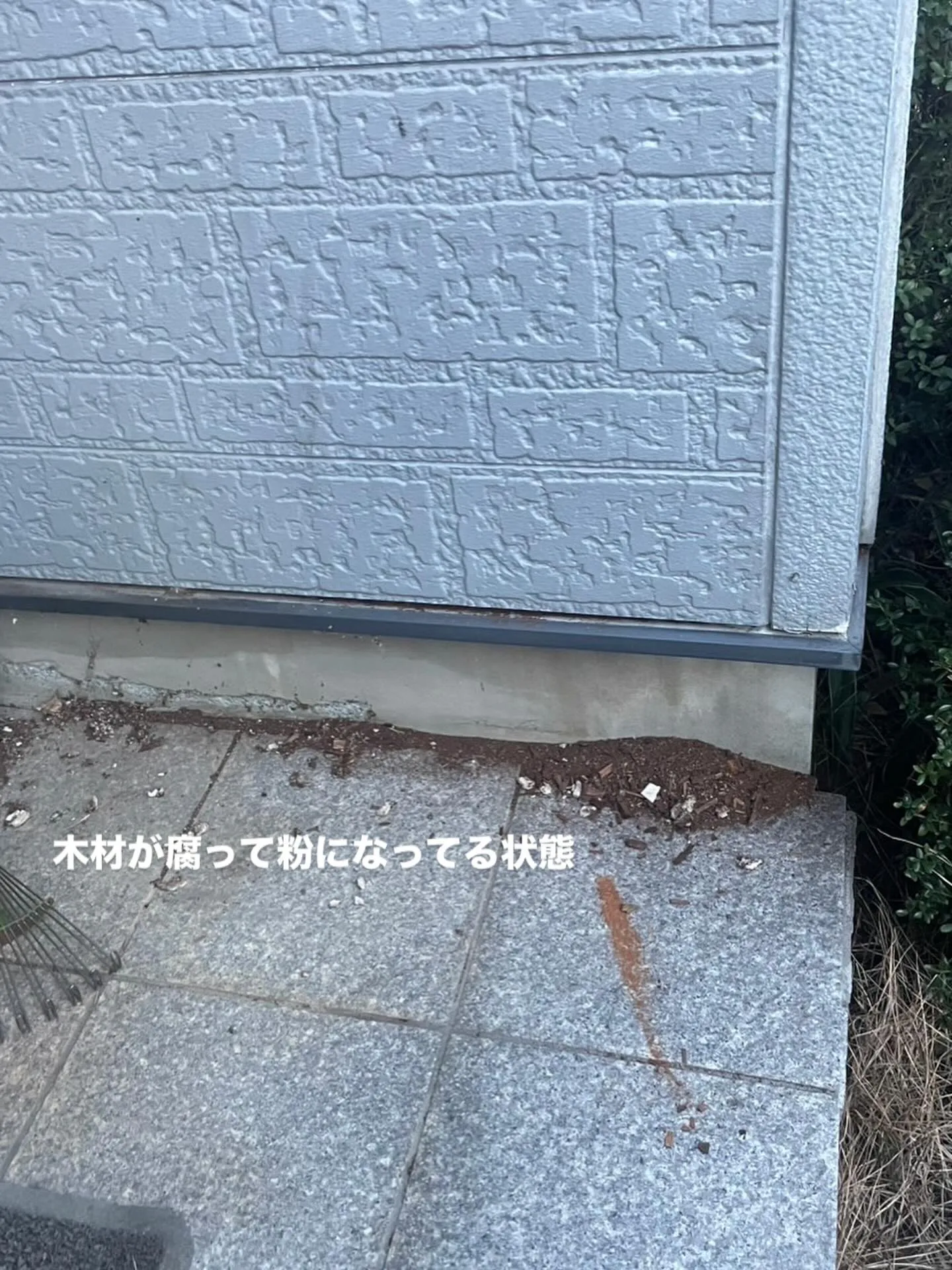 長年の雨漏りで柱から土台まで全てボロボロになってました。