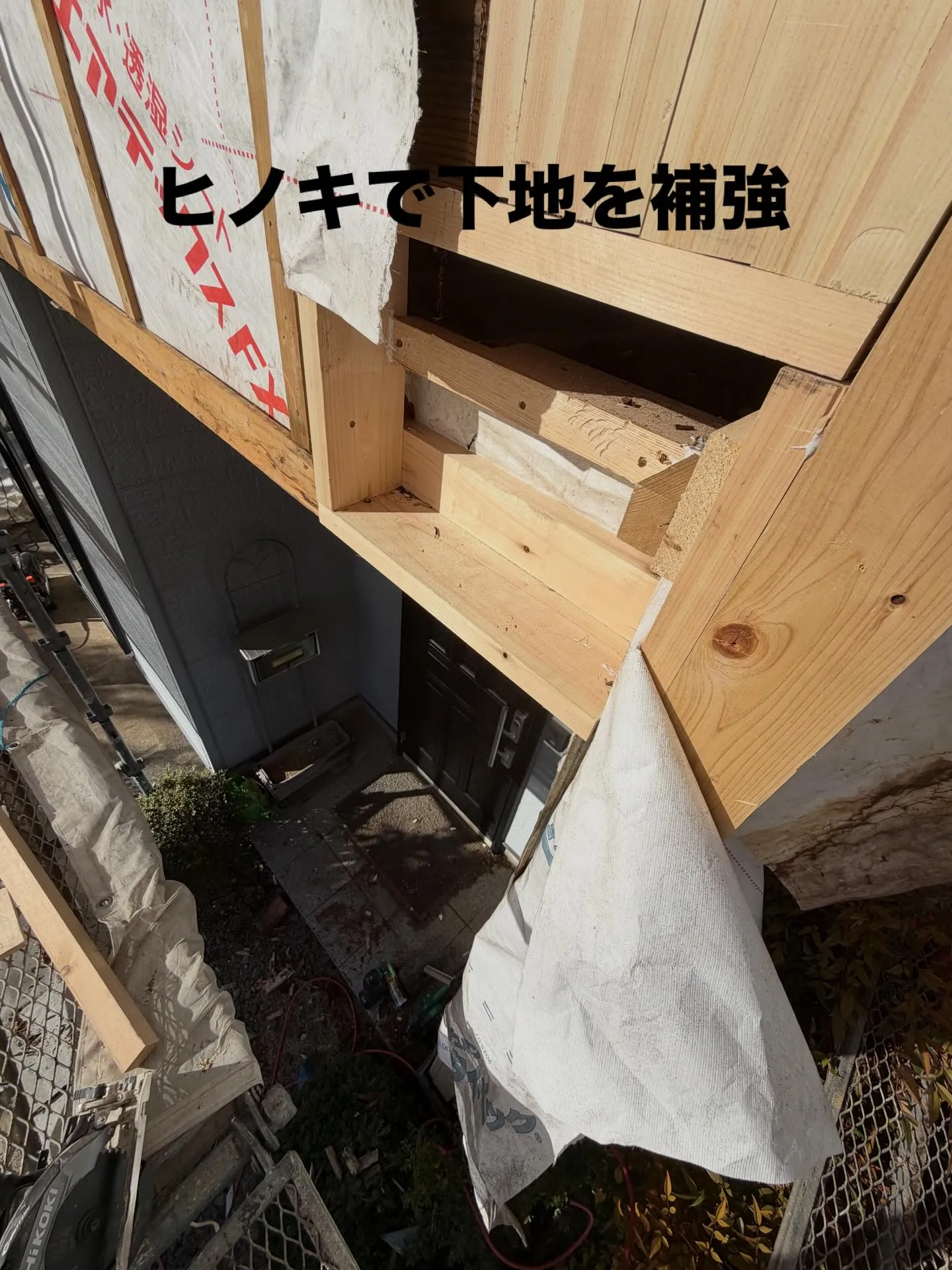 長年の雨漏りで柱から土台まで全てボロボロになってました。