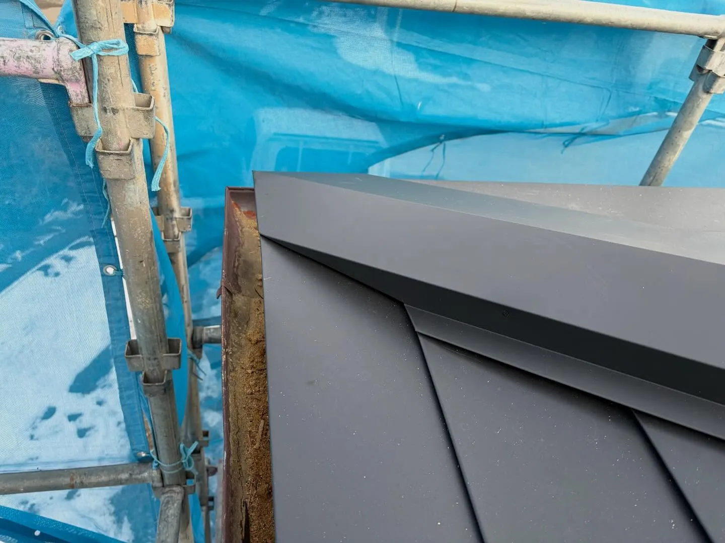 今回は瓦を下ろして板金に変える葺き替えという工事でした。