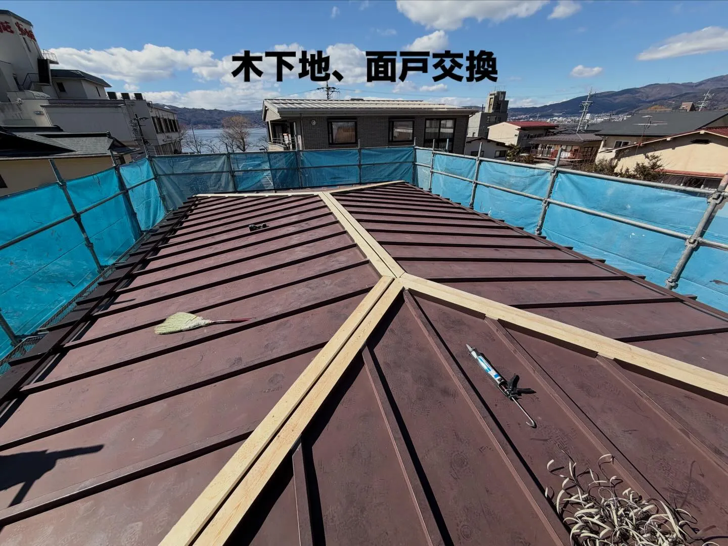 今回は諏訪市で棟板金板金が暴風で飛んだということでその日は復...